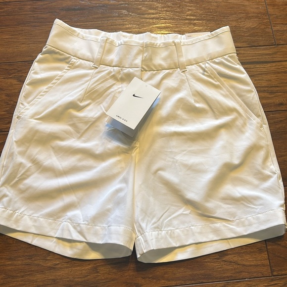 Nike Dri-FIT Victory
Women's 5" Golf Shorts NWT - Picture 3 of 11
